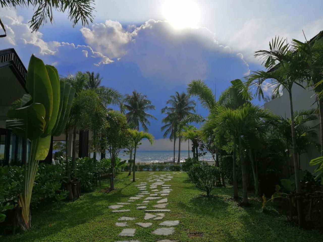 Tungtong Beach Villas Thap Sakae Exteriör bild