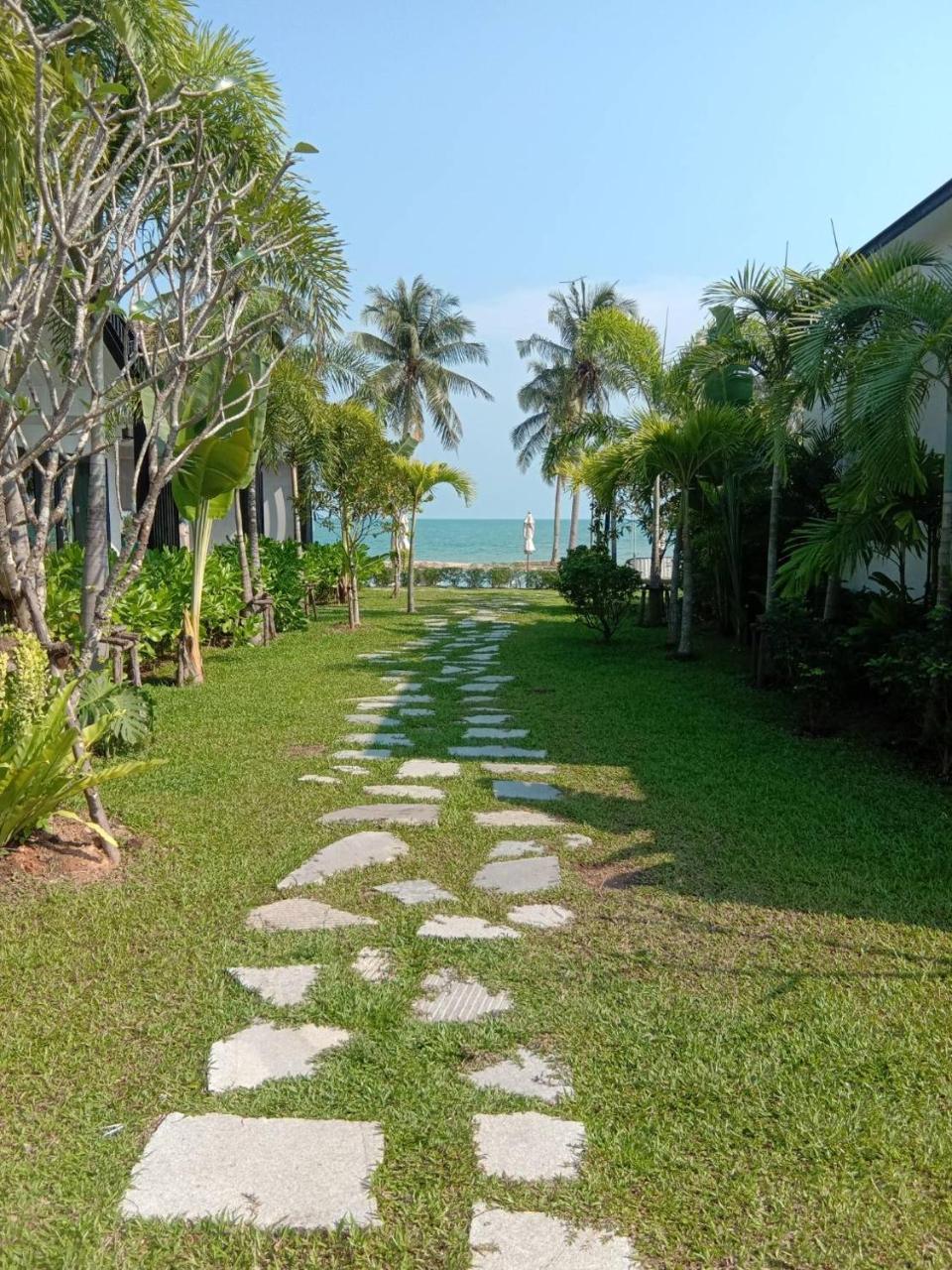 Tungtong Beach Villas Thap Sakae Exteriör bild